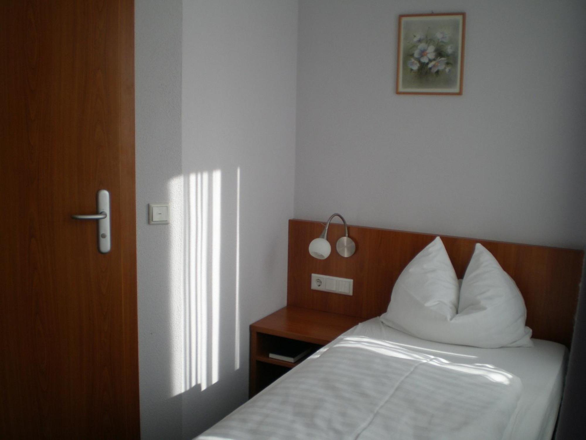 Gaestehaus Zur Kurve Zirndorf Exteriör bild