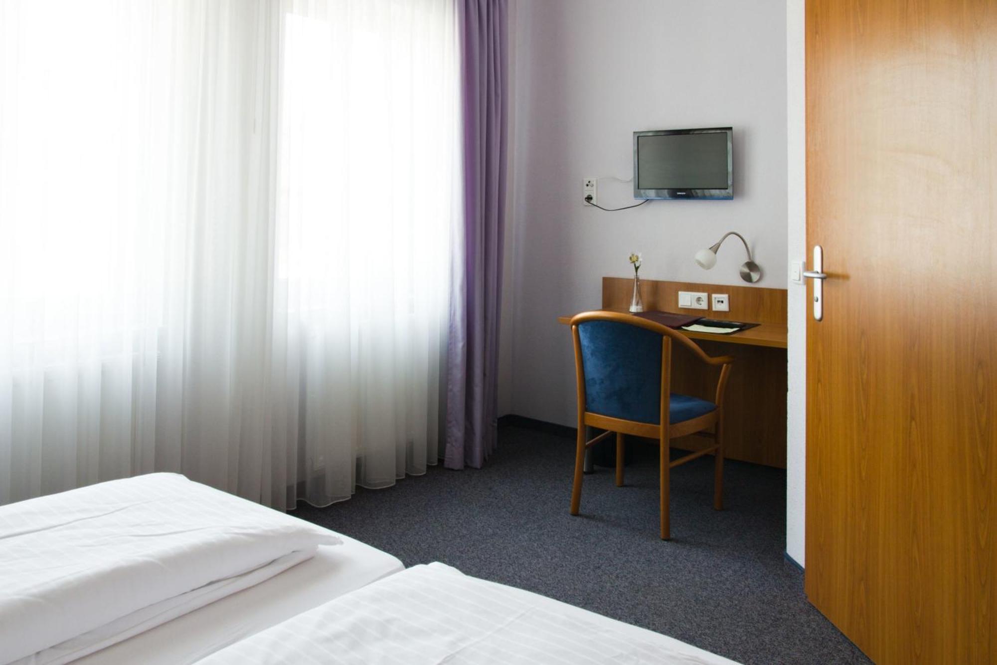 Gaestehaus Zur Kurve Zirndorf Rum bild