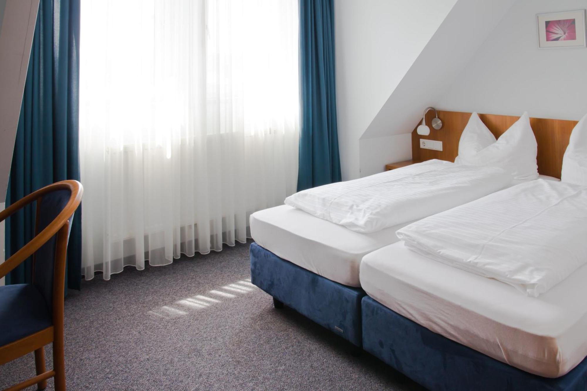 Gaestehaus Zur Kurve Zirndorf Rum bild