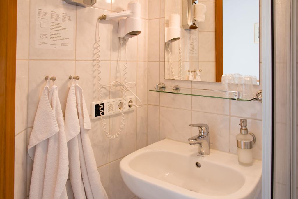 Gaestehaus Zur Kurve Zirndorf Rum bild